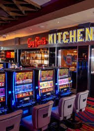 tahta slot Featured Games section displaying Aviator, Sweet Bonanza, and live-dealer table thumbnails
